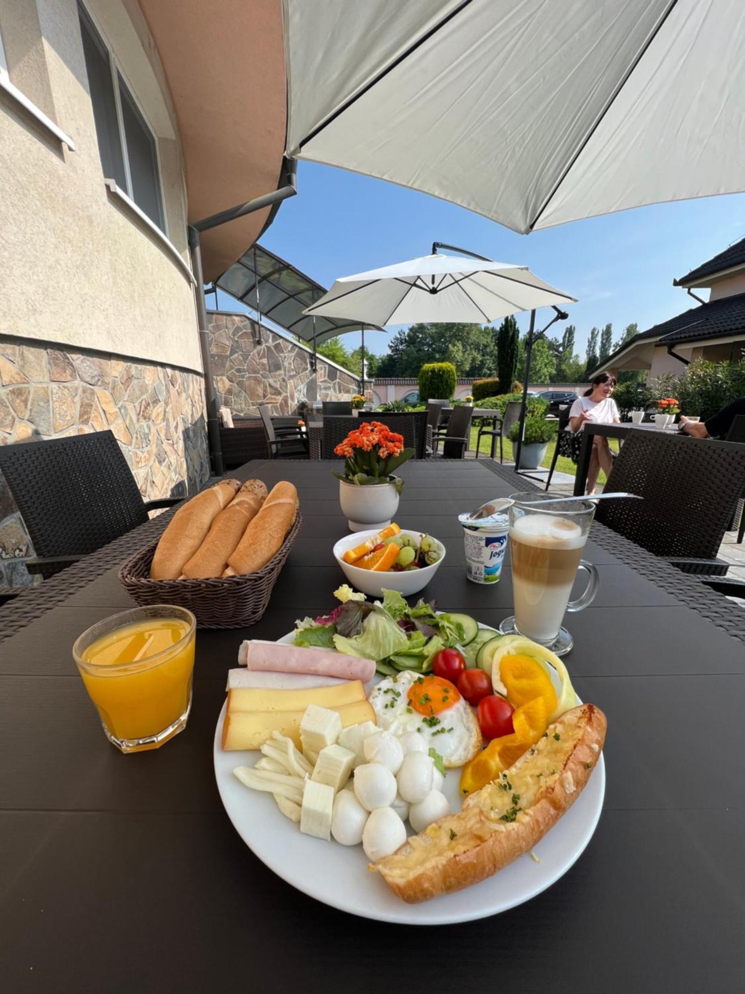 Spa & Wellness Hotel Orchidea Veľký Meder Exterior foto
